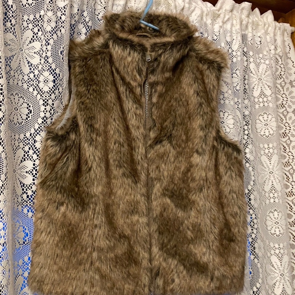 Girl’s size 12/14 faux fur vest by Justice. Very gently used.